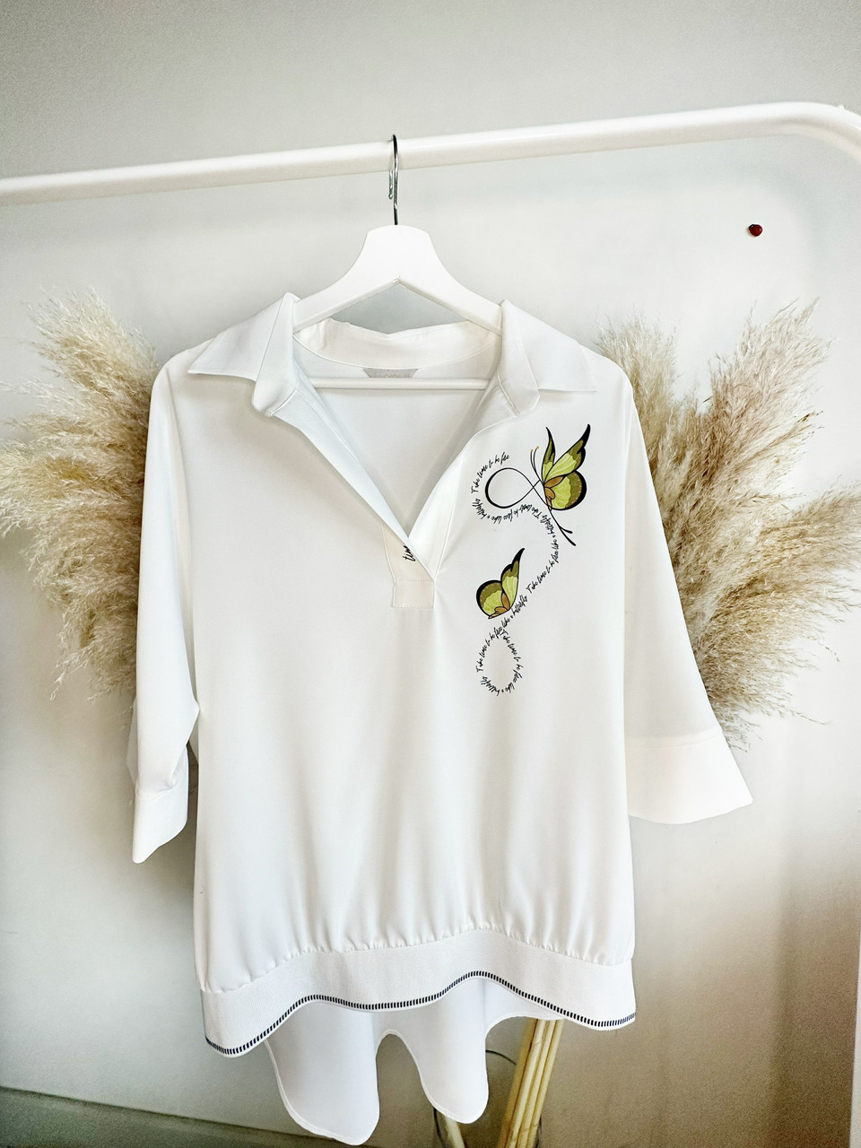 Жіноча біла блуза з принтом метелики (розмір 44-50)
