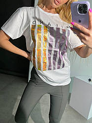 Жіночі футболки — 0131-мас — Стильна жіноча подовжена футболка вільного крою зі стразами