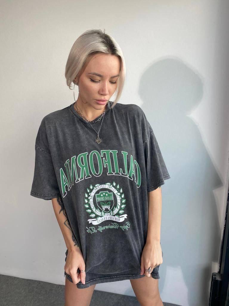 Жіноча вінтажна футболка вільного фасону з великим написом і спущеним плечем (р. 42-46) 82171034, фото 1