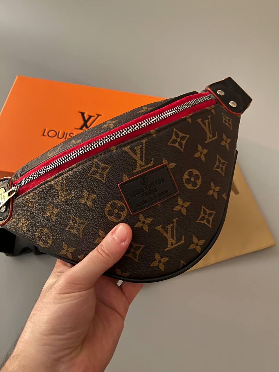 Бананка сумка чоловіча Louis Vuitton коричневий колір monogram у брендованій коробці