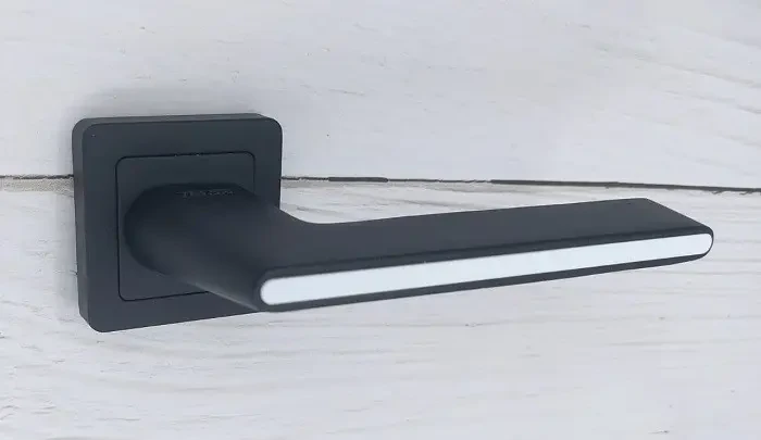 Ручка дверна міжкімнатна на квадратній розетці TRION RADIANT 74 AL BLACK/WHITE, фото 1