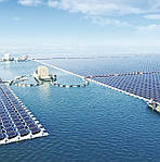 Гігантські платформи з сонячними панелями в морі. 