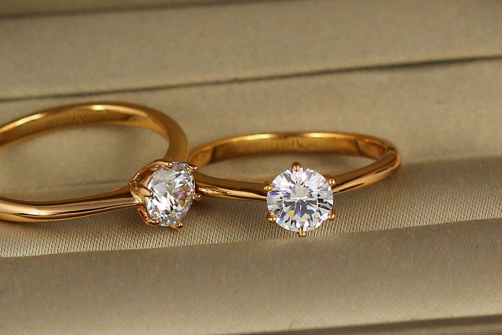 Кільце Xuping Jewelry фіаніт на ніжці у формі корони гладкі боки р 17 золотисте