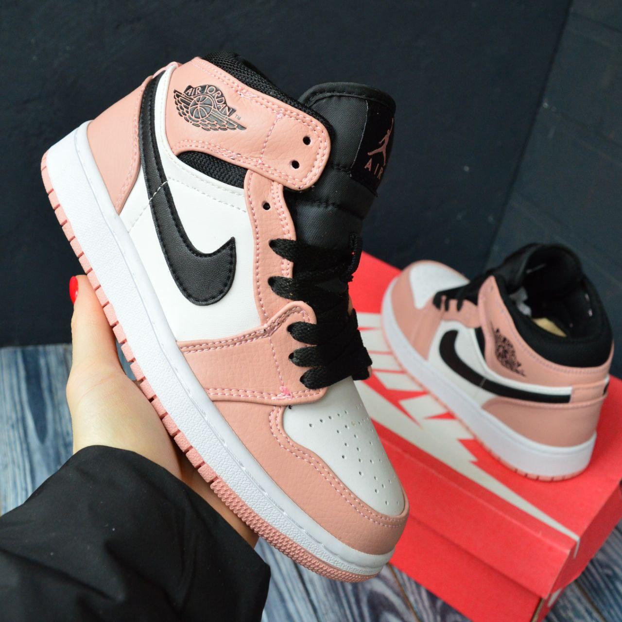 Рожеві кроссівки Nike Air Jordan 1 Retro жіночі. Стильне жіноче взуття Найк Аір Джордан 1 Ретро.