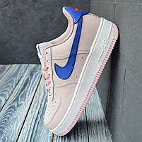 Пудрові кросівки із синім лого Nike Air Force 1 жіночі. Класне жіноче взуття Найк Аір Форс 1., фото 4