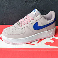 Пудрові кросівки із синім лого Nike Air Force 1 жіночі. Класне жіноче взуття Найк Аір Форс 1., фото 5