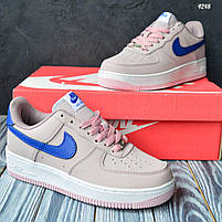 Пудрові кросівки із синім лого Nike Air Force 1 жіночі. Класне жіноче взуття Найк Аір Форс 1., фото 6