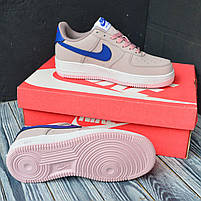 Пудрові кросівки із синім лого Nike Air Force 1 жіночі. Класне жіноче взуття Найк Аір Форс 1., фото 8