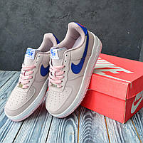Пудрові кросівки із синім лого Nike Air Force 1 жіночі. Класне жіноче взуття Найк Аір Форс 1., фото 9