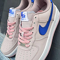 Пудрові кросівки із синім лого Nike Air Force 1 жіночі. Класне жіноче взуття Найк Аір Форс 1., фото 10