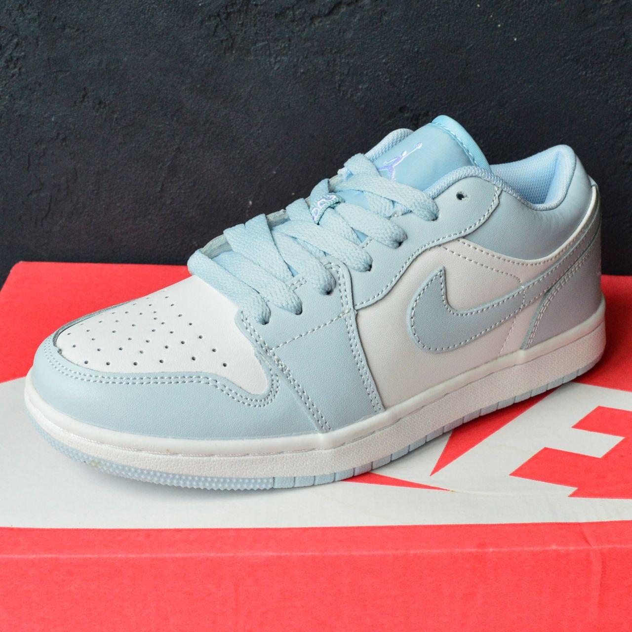 Низькі кроссівки жіночі Nike Air Jordan 1 Retro. Світло-блакитне взуття для дівчат Найк Аір Джордан 1.