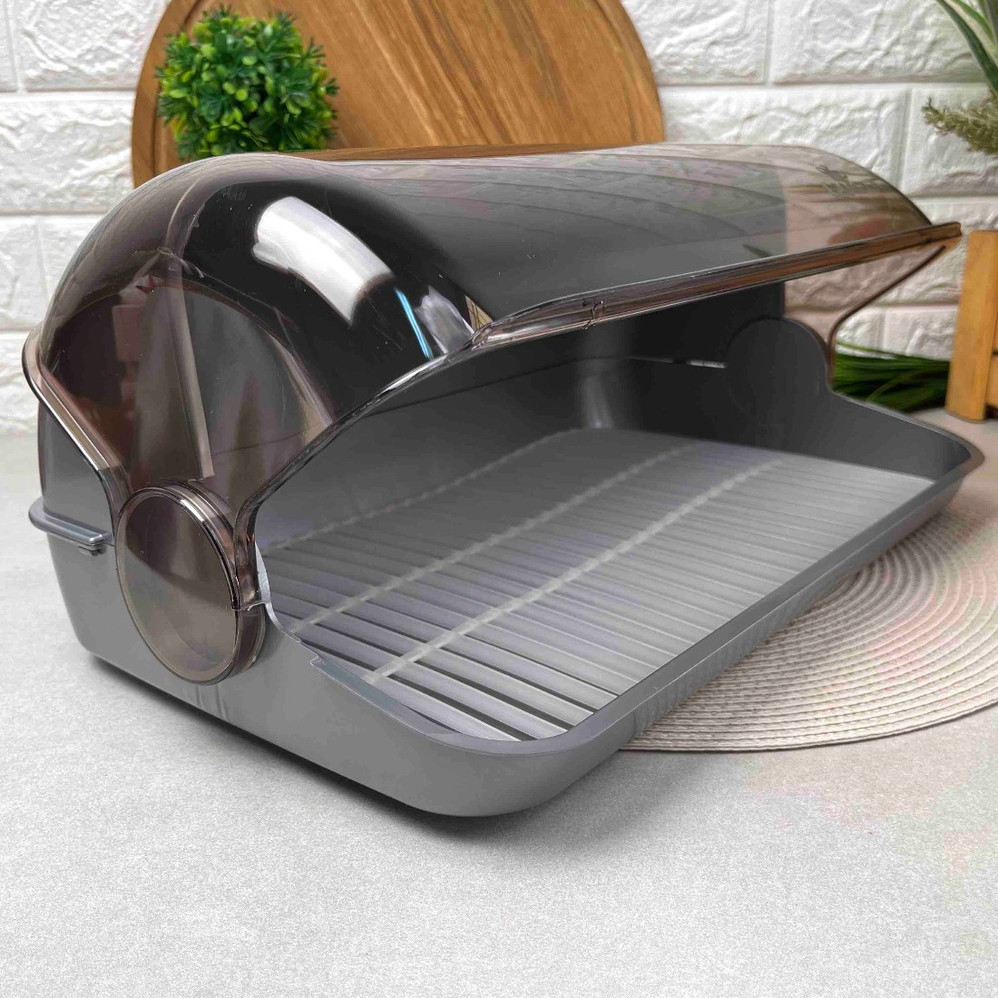 Містка сіра пластикова хлібниця з відкидною кришкою 41*27*18.5 см