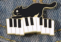 Брошь брошка значок пин золотистый металл черный кот кошка музыкант клавиши пианино