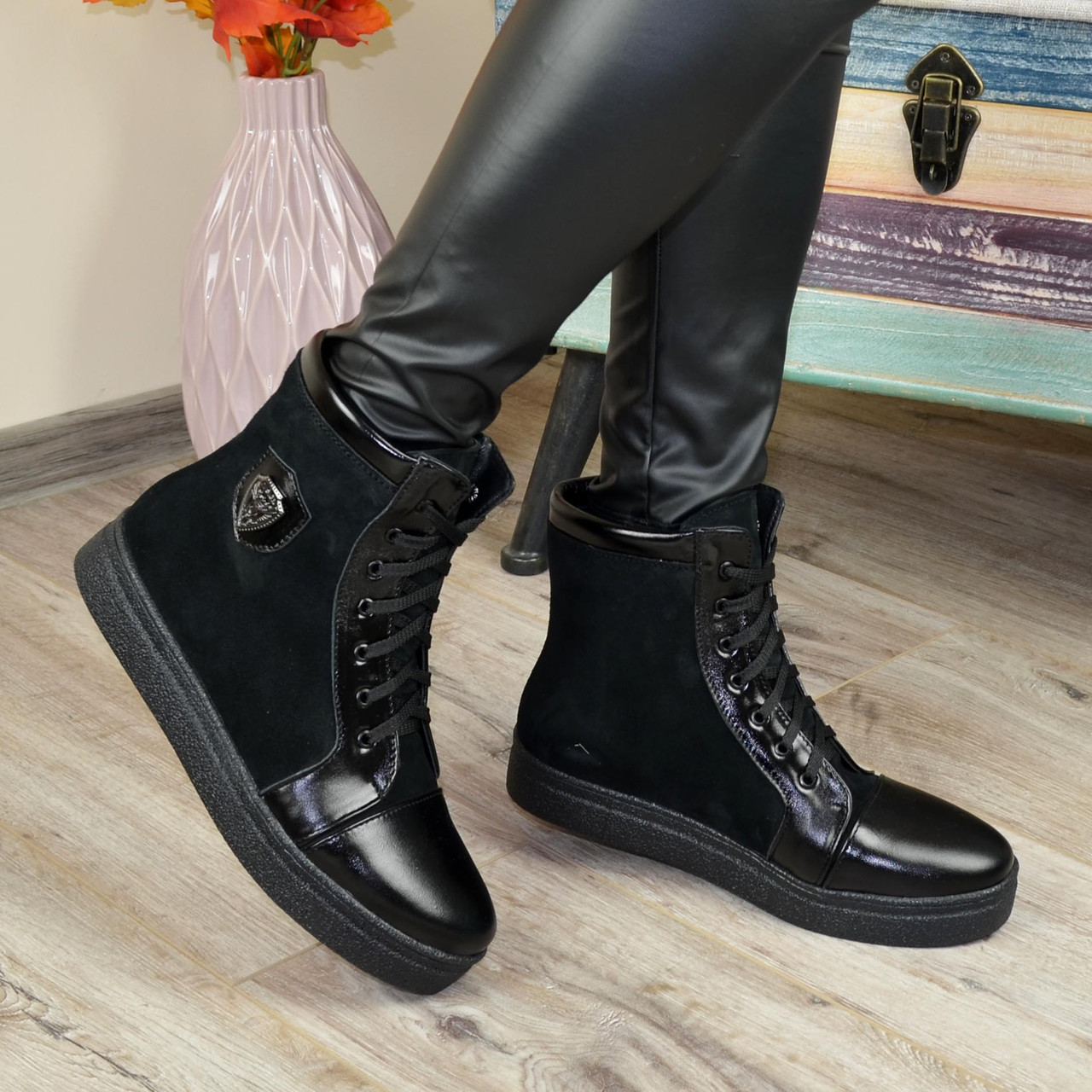 Черевики жіночі замшеві на товстій підошві, декоровані лаковими вставками та фурнітурою, фото 1