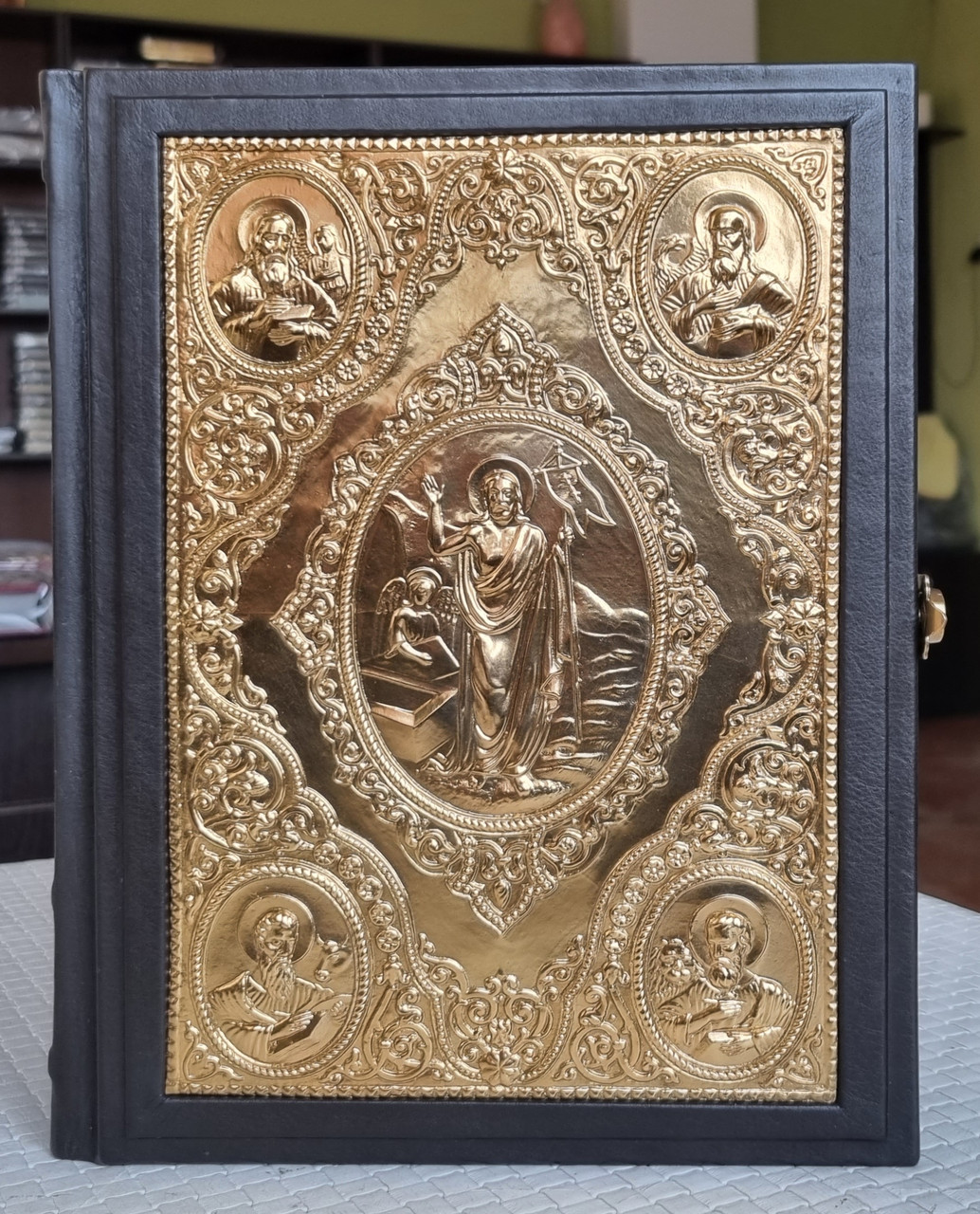 Книга Святе Євангеліє требне в шкіряній палітурці церковнослов'янською мовою, накладка позолота, розмір 20×26
