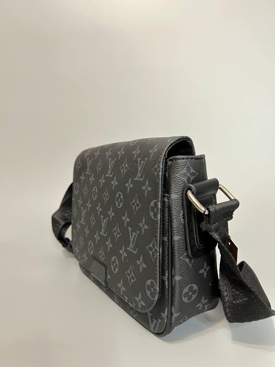 Чоловіча сумка месенджер Louis Vuitton через плече, колір - чорний monogram