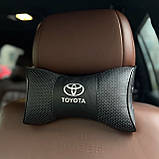 Подушка на підголовник в авто з логотипом Toyota біла 1 шт, фото 3