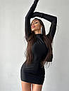 Коктейльна чорна облягаюча сукня міні з рукавичками, фото 3