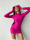 Коктейльна малинова облягаюча сукня міні з рукавичками, фото 2