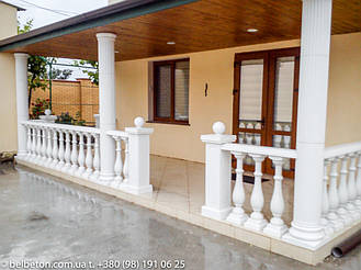Балюстрада из искусственного мрамора в оформлении террасы