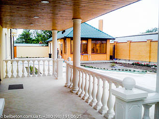 В этой балюстраде были использованы квадратные столбы/тумбы