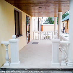 Сочетание квадратных столбов и античных колонн круглого сечения смотрится очень гармонично