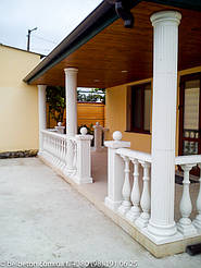 Белая античная колонна с каннелюрами и капителью в классическом стиле