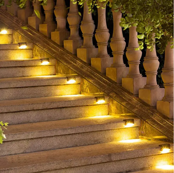 Садовий ліхтар на сонячній батареї кутовий 80х40х40мм Теплий білий, фото 1