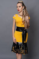 Стильное облегающее платье, украшенное вставками из перфорированной экокожи 40, желтый