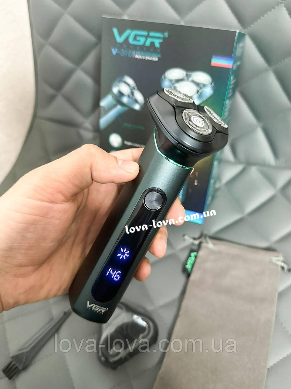 Чоловіча акумуляторна електробритва VGR V-310 для вологого та сухого гоління з трьома плавальними головками IPX7