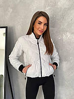 Стильна коротка зручна стьобана жіноча біла куртка бомбер з коміром стійкої норми та великі розміри