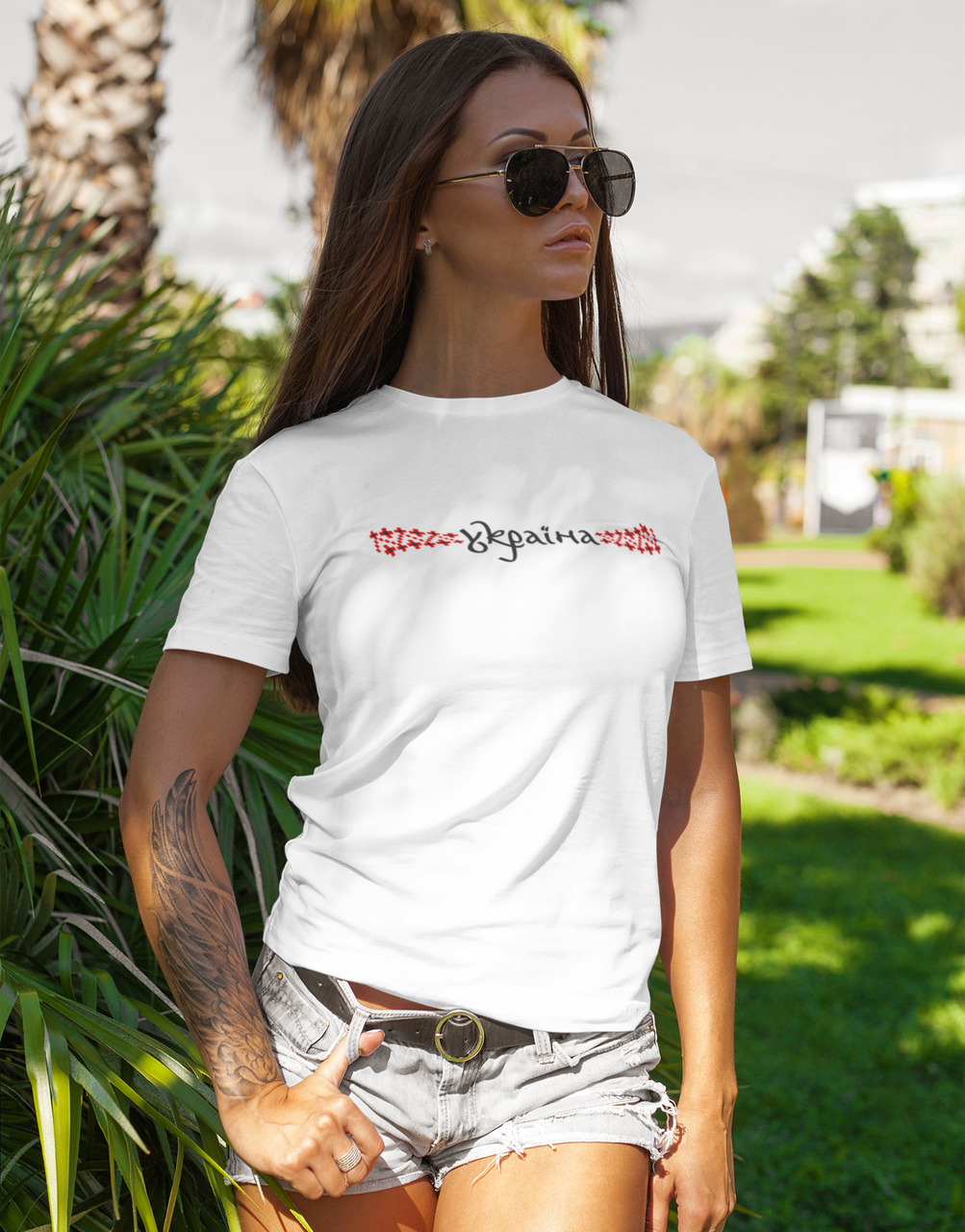 Жіноча футболка з патріотичним принтом біла