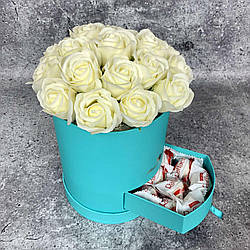 Букет з білих мильних троянд та цукерками Раффаелло. Букет із мила. Подарунок на День народження, ювілей