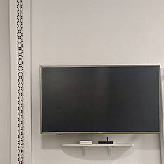 Вузький короб з МДФ що закриває трубу для батареї опалення