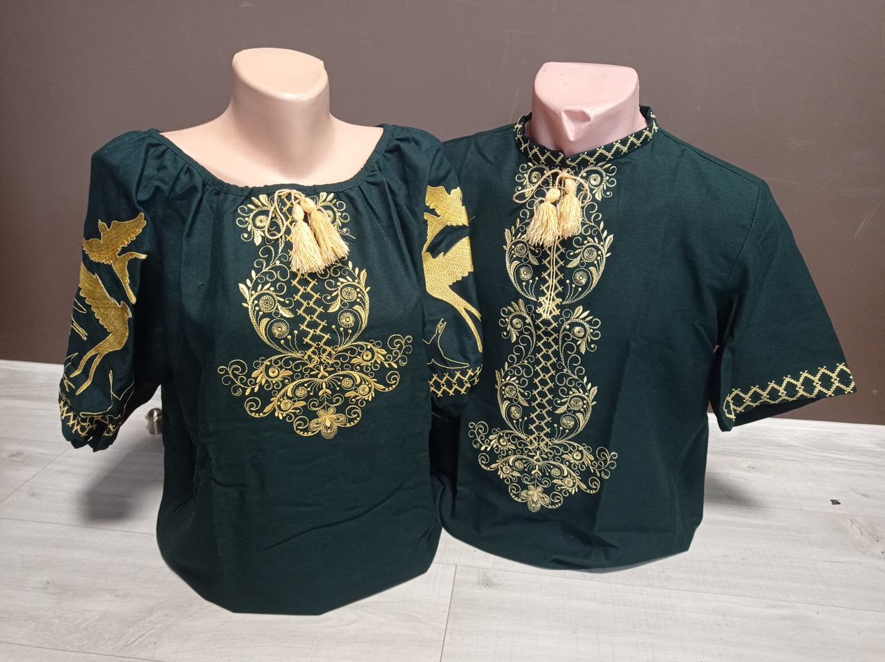 Парні смарагдові вишиванки "Казка" із золотою вшивкою Україна УкраїнаТД 44-64 розміри за 1 штуку льон, фото 1