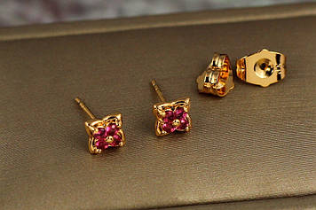 Сережки гвоздики Xuping Jewelry квадратики з малиновими камінчиками 6 мм золотисті
