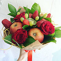 Фруктовий букет Яскравий (яблука, полуниця, виноград, ківі) і живі троянди, оригінальний подарунок червоний