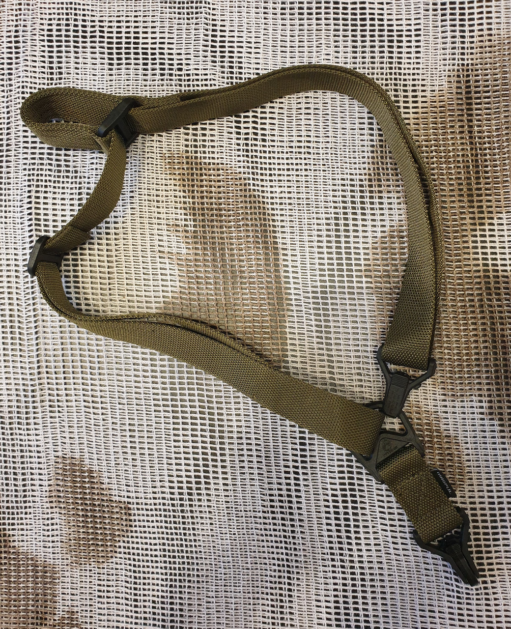 Одне — Двоточковий збройовий тактичний ремінь Magpul MS3 Sling олива.