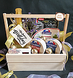 Подарунковий кошик для жінок з сиром та солодощами №916 - Безкоштовна доставка, фото 2