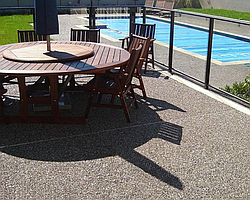 Килим з каменю навколо басейнів