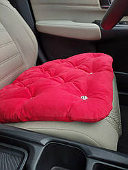 Червона подушка на сидіння автомобіля з оздобленням стразами