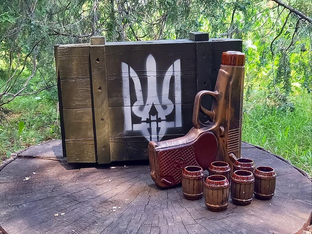 Пістолет Макарова набір для алкоголю 1.5 літра у дерев'яному ящику - оригінальний подарунок для чоловіків