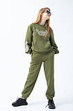Спортивний костюм із вишивкою для дівчинки штани-джогери та світшот із кишенею з трьохнитки кольору хакі р.104-170, фото 2