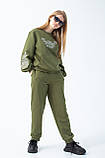 Спортивний костюм із вишивкою для дівчинки штани-джогери та світшот із кишенею з трьохнитки кольору хакі р.104-170, фото 3