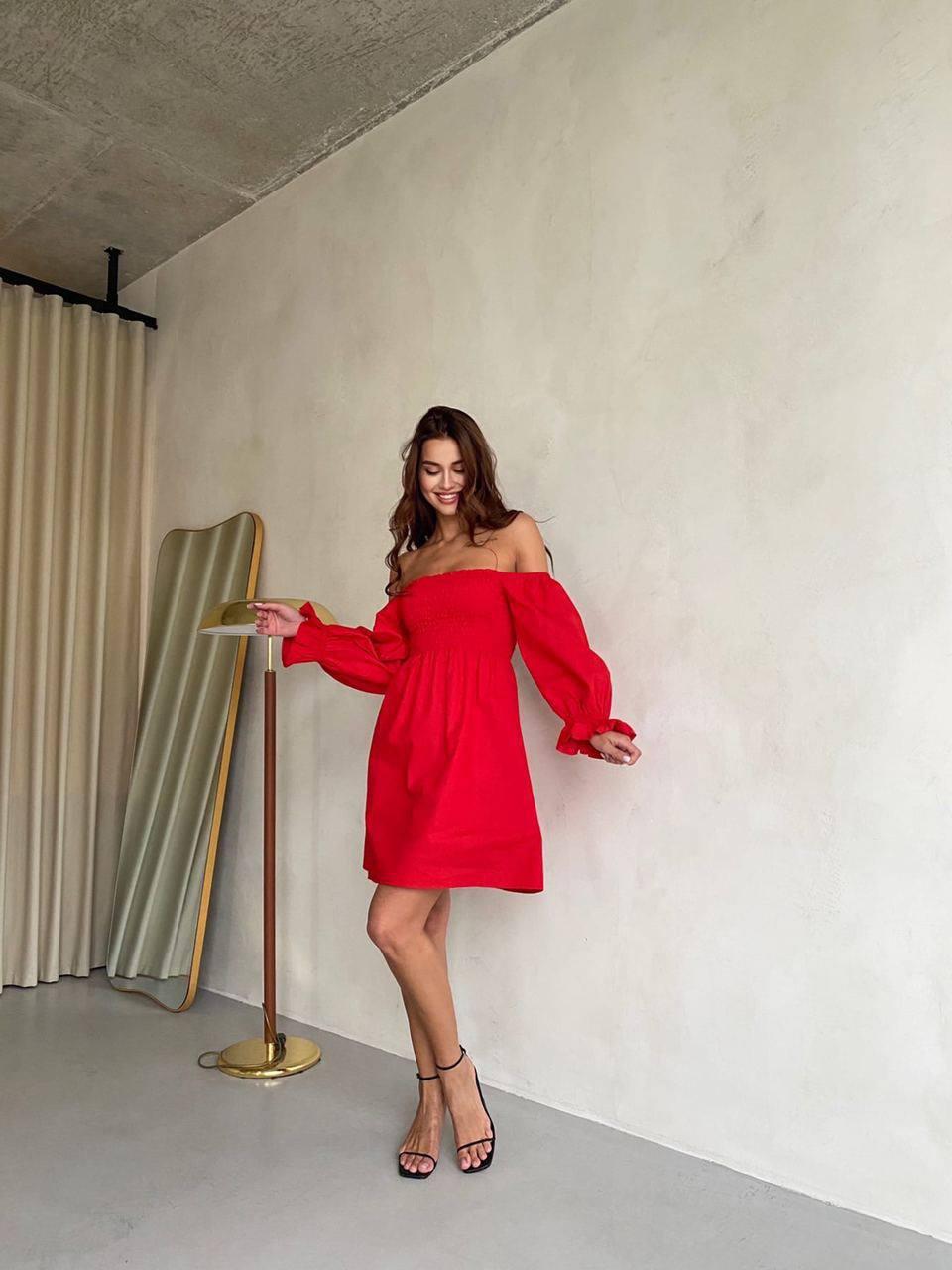 Червона жіноча легка приталена сукня з льону з об'ємними пишними рукавами та відкритими плечима, фото 1