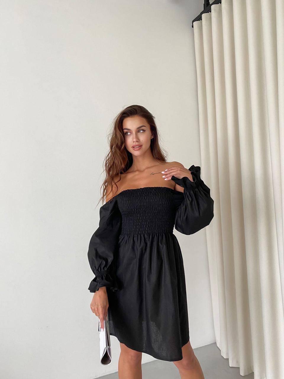 Чорна жіноча легка приталена сукня з льону з об'ємними пишними рукавами та відкритими плечима, фото 1