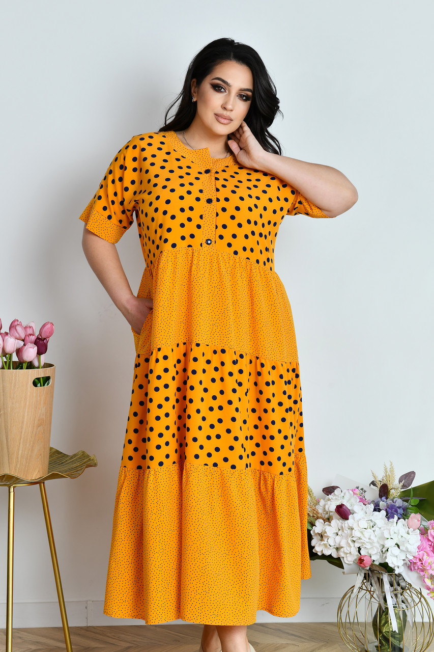 Красива жовта сукня в горох для повних жінок