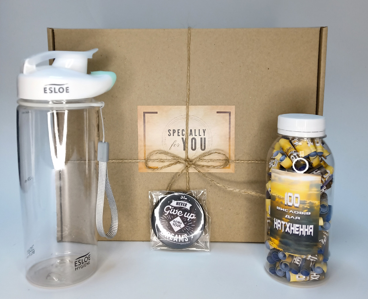 Набір подарунковий “Ніколи не здавайся!” - універсальний подарунковий бокс, пляшка для води, 100 мотиваційних фраз, значок круглий, фото 1