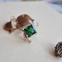 Серебряное кольцо с золотыми вставками белыми и зеленым фианитами