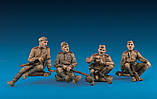 Пластикова модель 1/35 MiniArt 35001 радянська піхота на відпочинку, фото 4